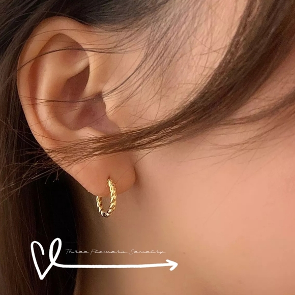 18ct gold twisted huggie hoop earrings - Picture 2 of 5